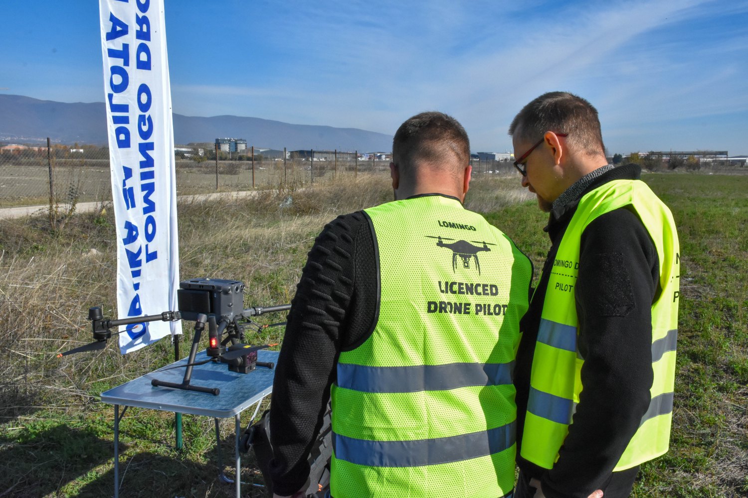 Polaznici u prslucima Lomingo pripremaju dron za let na obuci u Skoplju