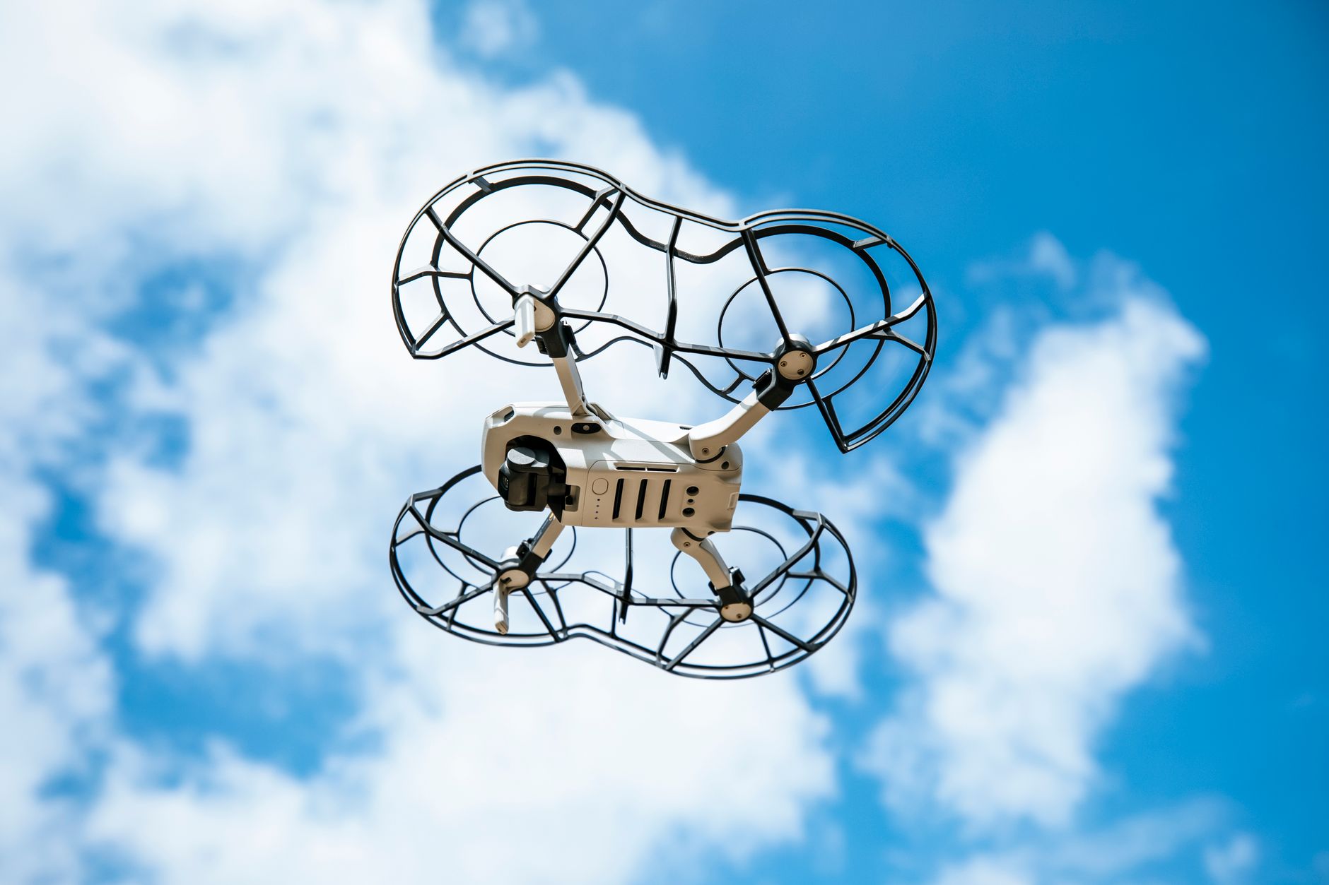 zaštita propelera na malom dronu tokom leta u parku